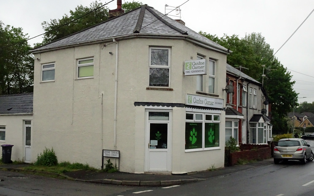 A beige coloured building belonging to Canine Corner dog groomers